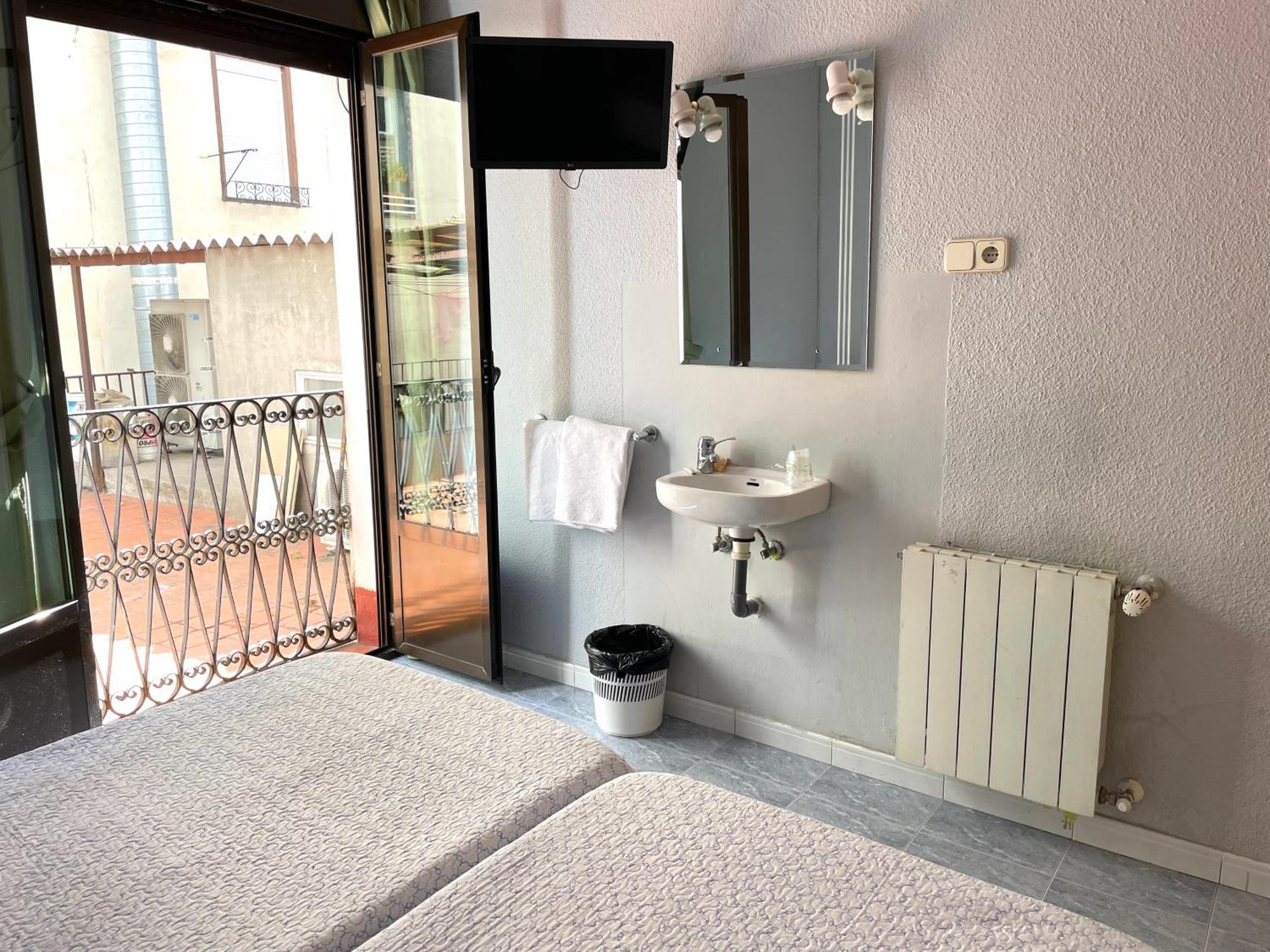 Hostal Fernandez Atocha Мадрид Екстериор снимка