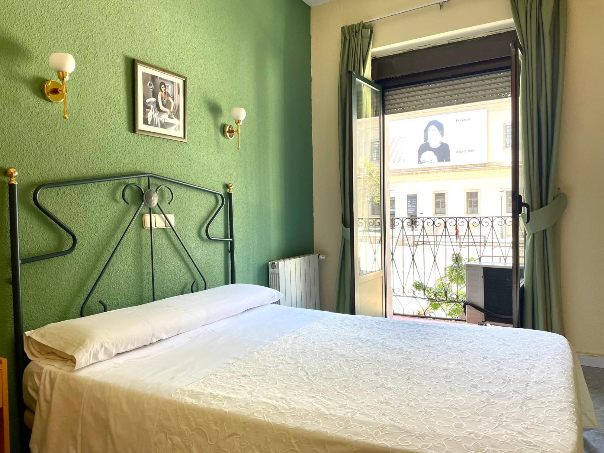 Hostal Fernandez Atocha Мадрид Екстериор снимка