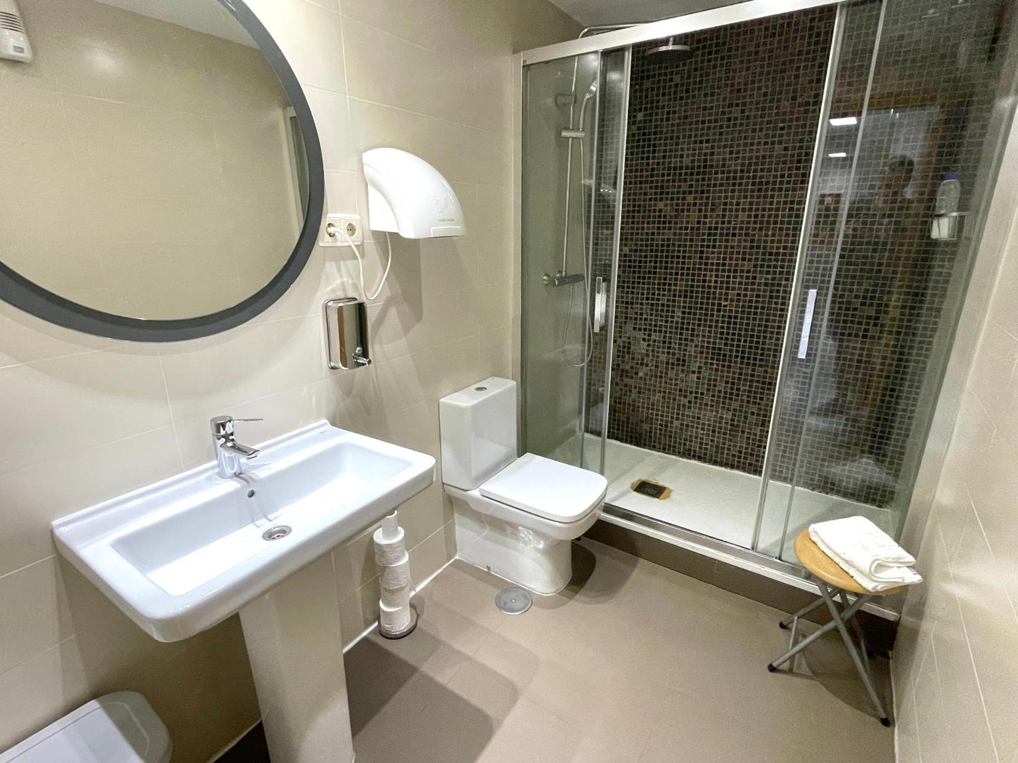 Hostal Fernandez Atocha Мадрид Екстериор снимка