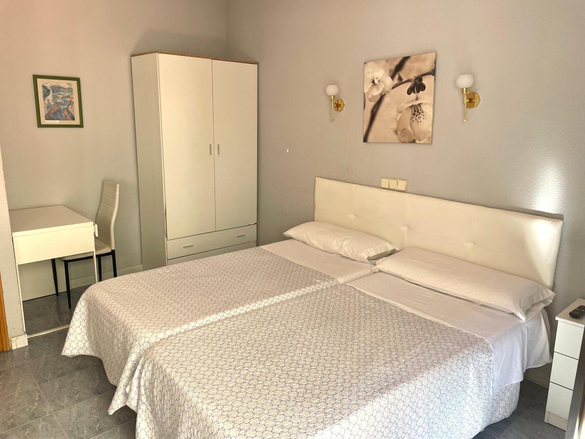 Hostal Fernandez Atocha Мадрид Екстериор снимка