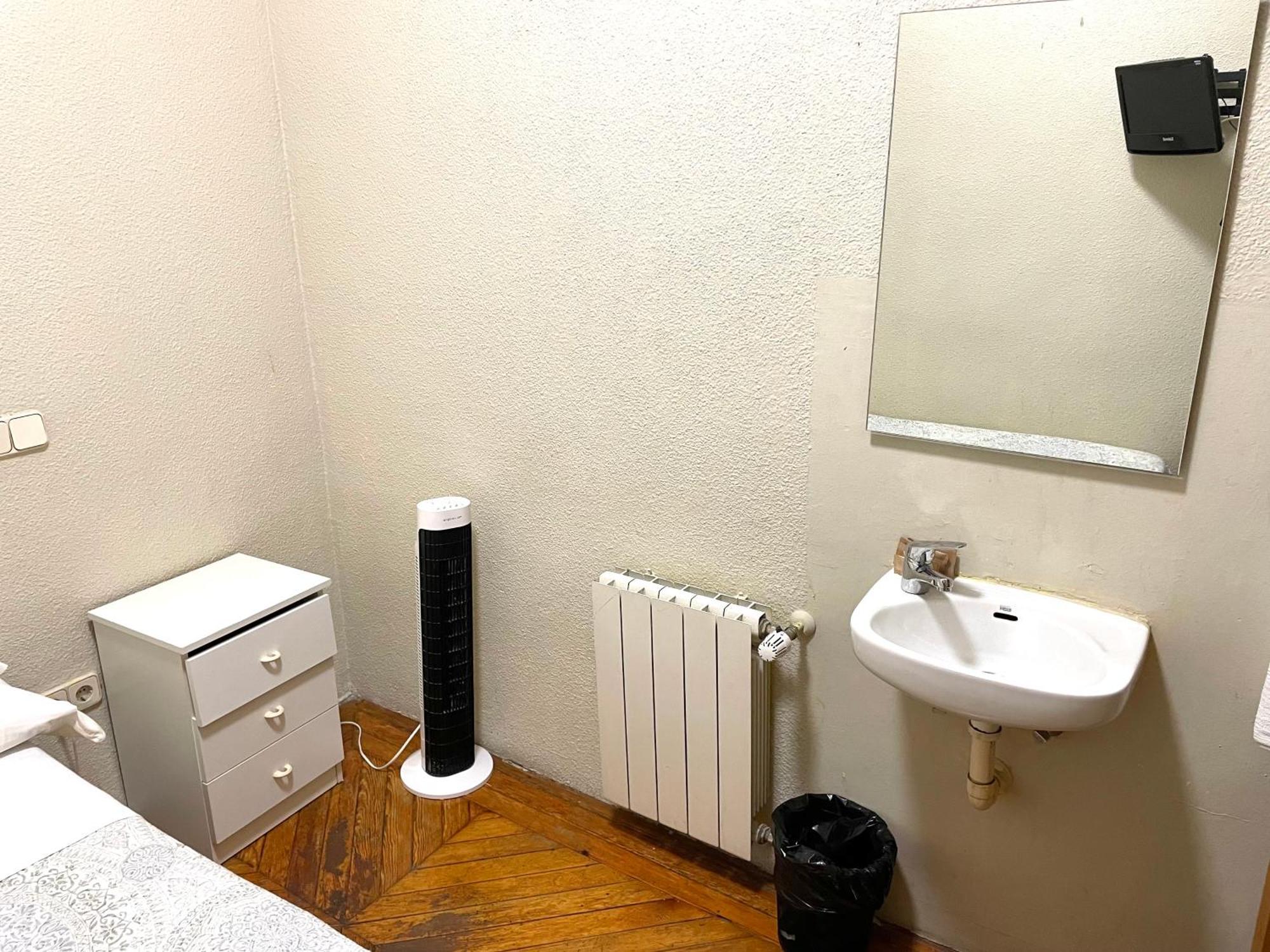Hostal Fernandez Atocha Мадрид Екстериор снимка
