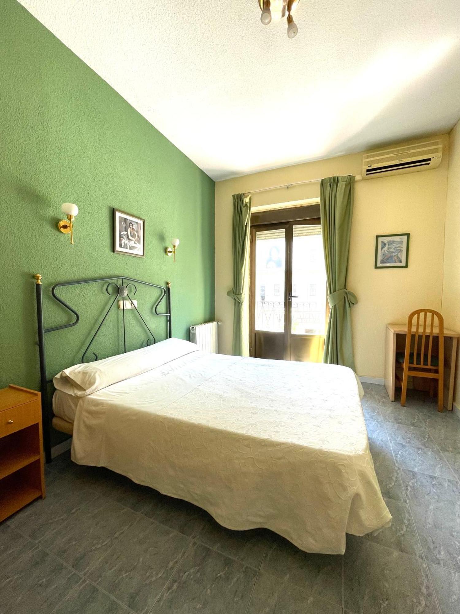 Hostal Fernandez Atocha Мадрид Екстериор снимка