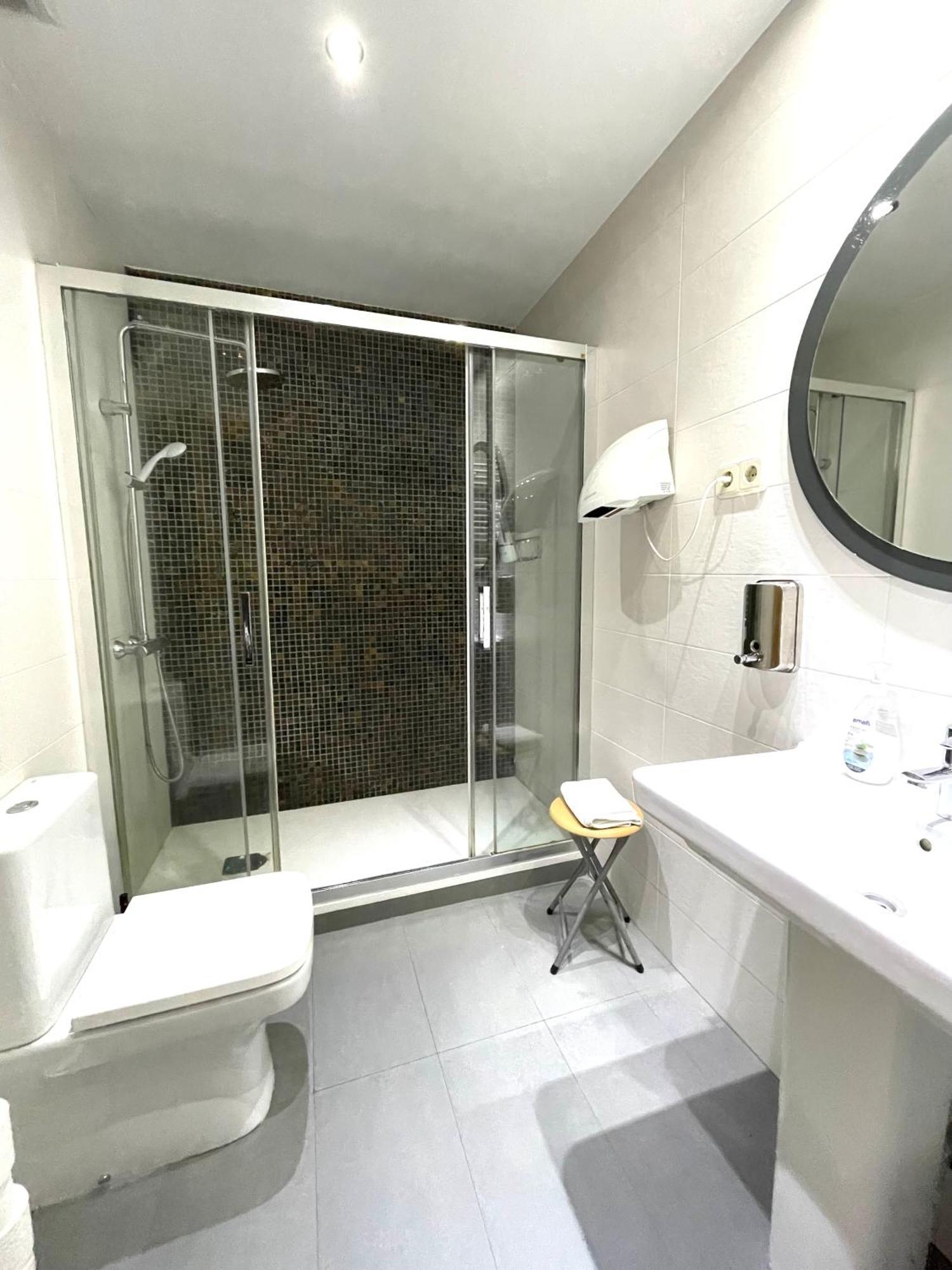 Hostal Fernandez Atocha Мадрид Екстериор снимка