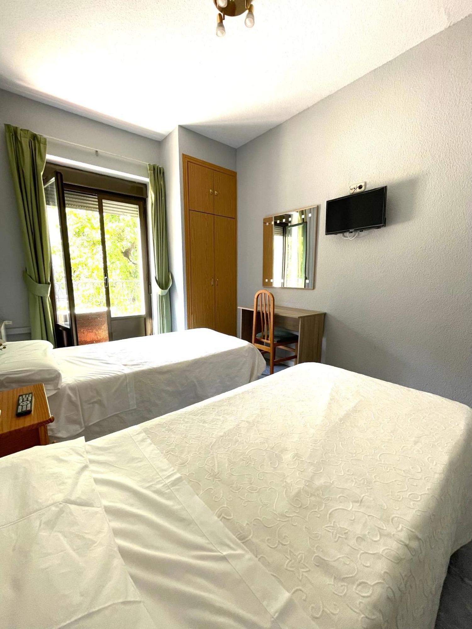 Hostal Fernandez Atocha Мадрид Екстериор снимка