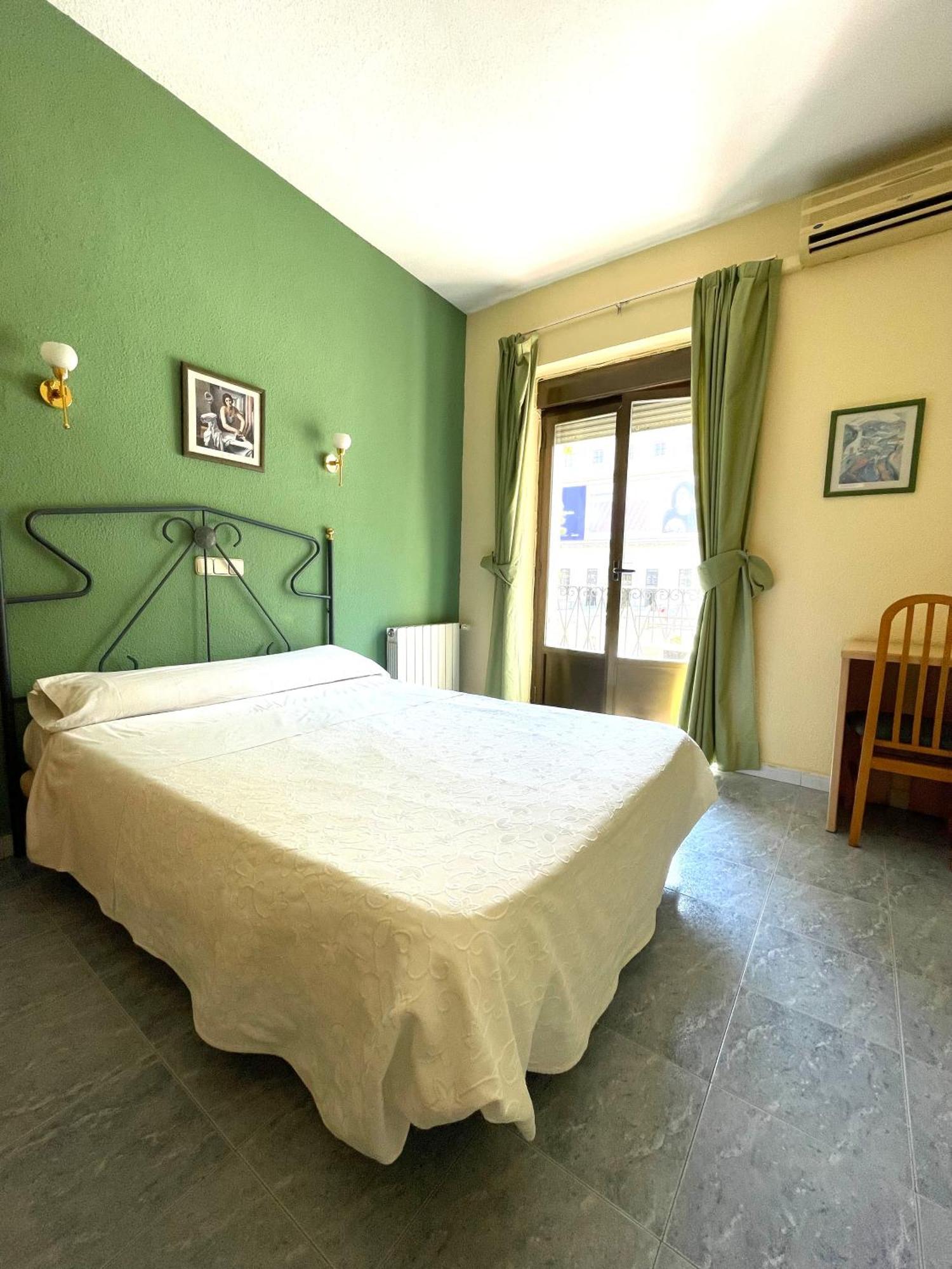 Hostal Fernandez Atocha Мадрид Екстериор снимка