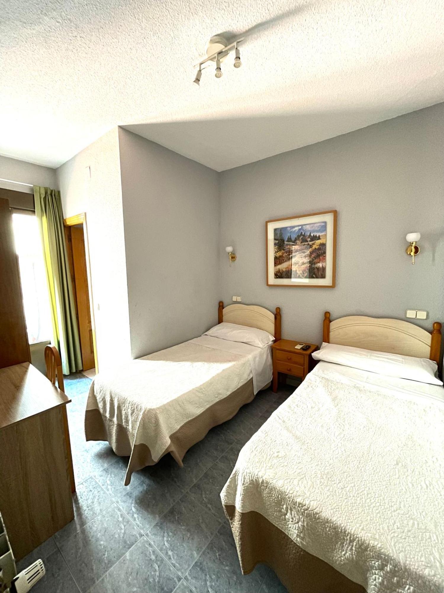 Hostal Fernandez Atocha Мадрид Екстериор снимка