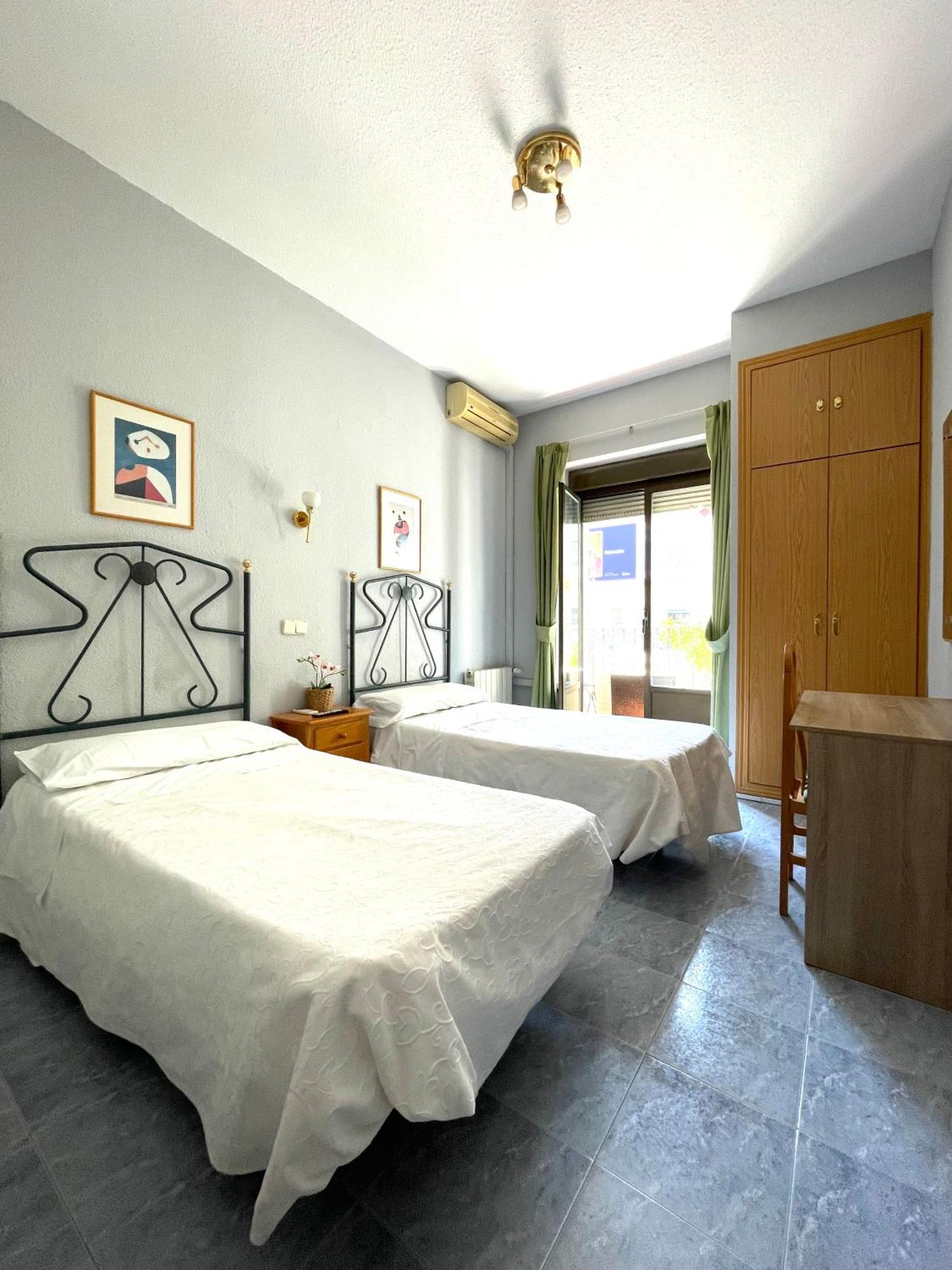 Hostal Fernandez Atocha Мадрид Екстериор снимка