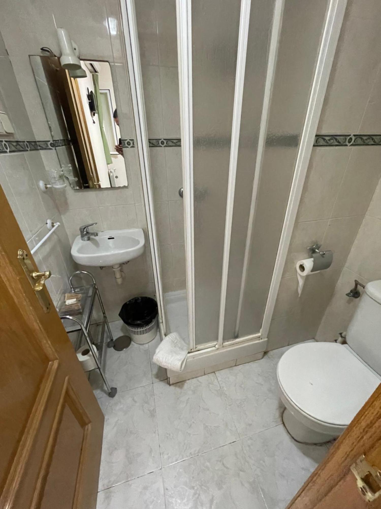 Hostal Fernandez Atocha Мадрид Екстериор снимка