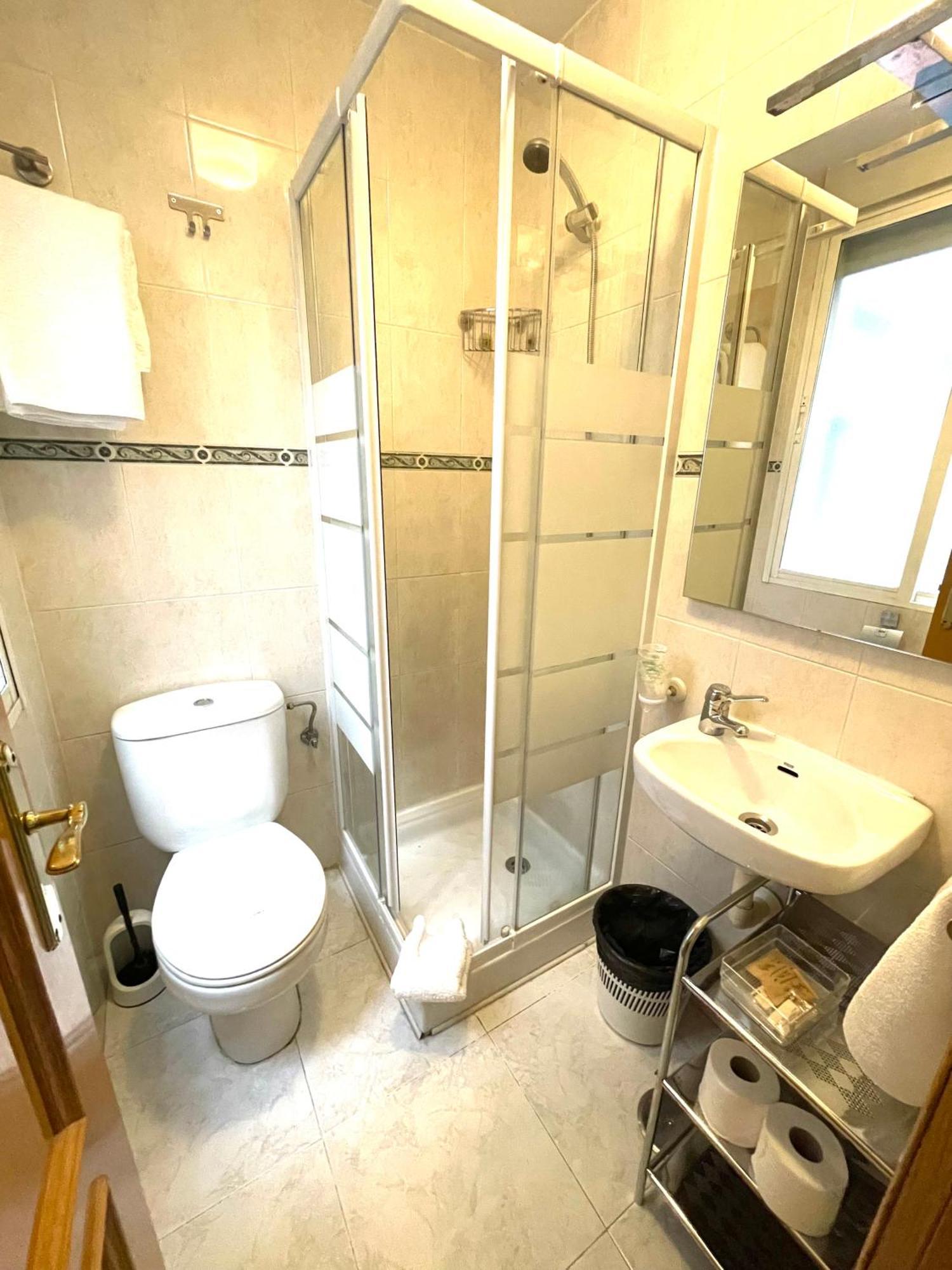 Hostal Fernandez Atocha Мадрид Екстериор снимка