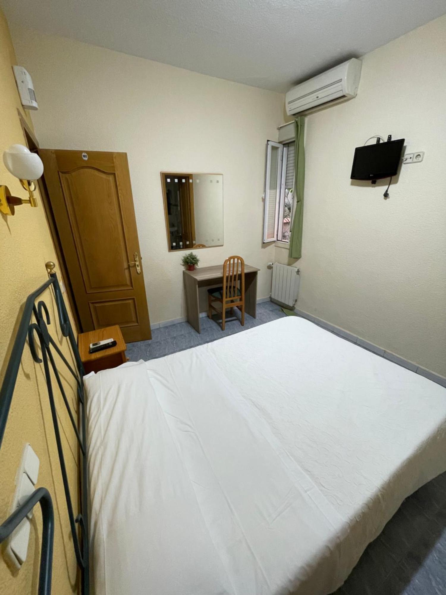 Hostal Fernandez Atocha Мадрид Екстериор снимка