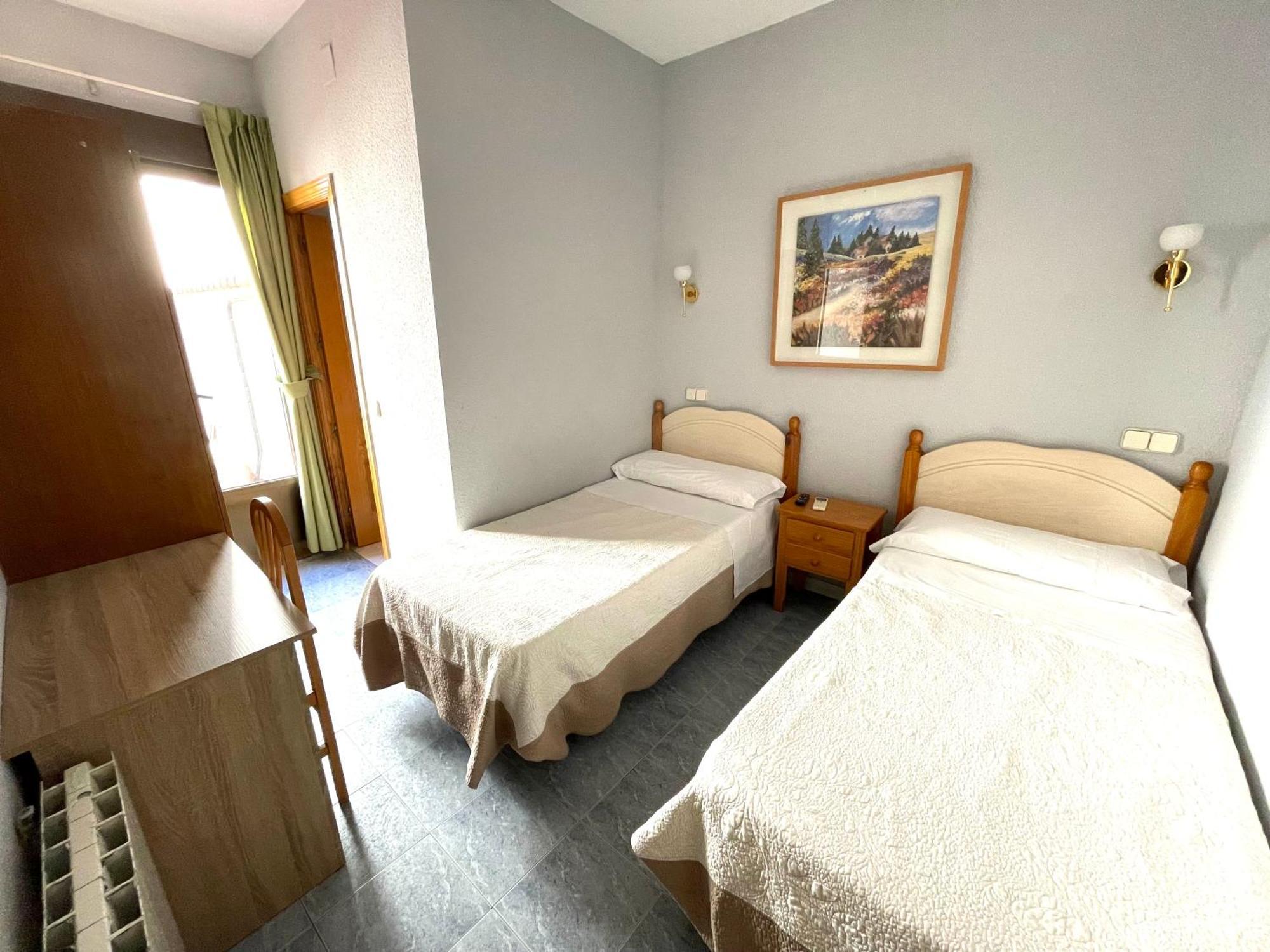 Hostal Fernandez Atocha Мадрид Екстериор снимка