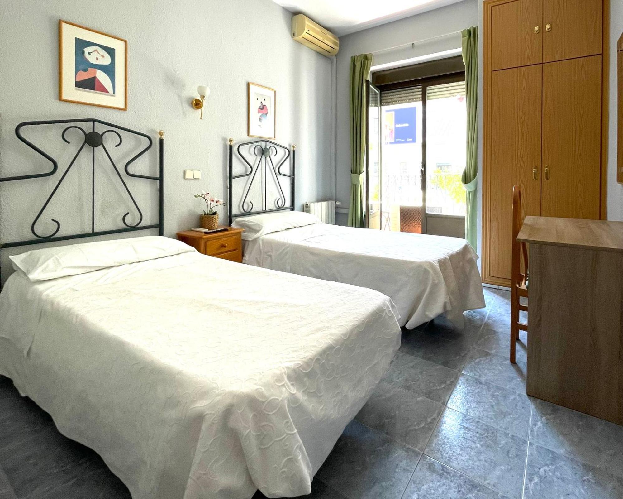 Hostal Fernandez Atocha Мадрид Екстериор снимка