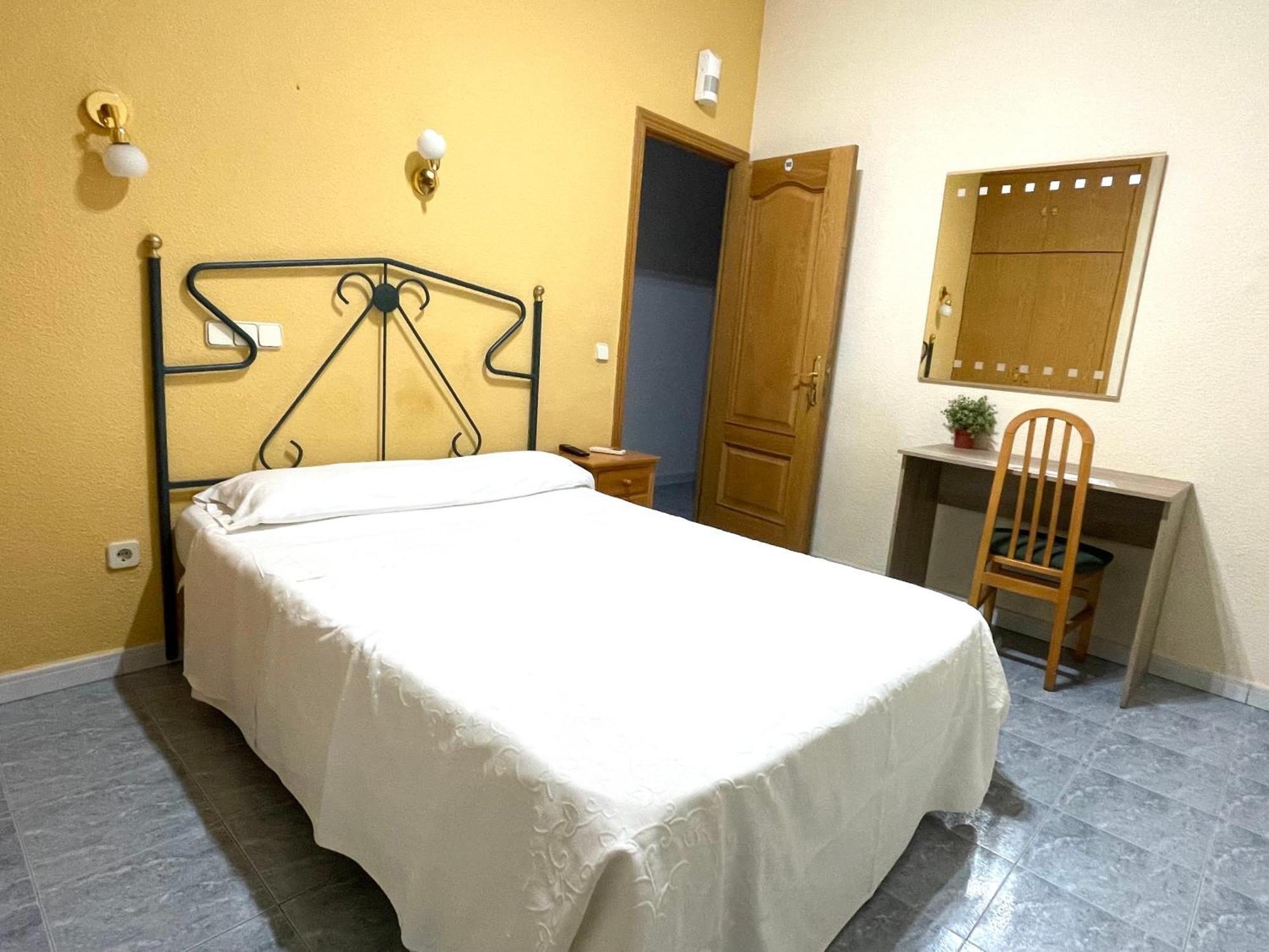 Hostal Fernandez Atocha Мадрид Екстериор снимка